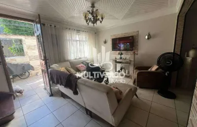 Casa com dois andares e edícula no bairro da vila mathias – santos/sp
