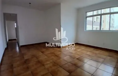 Apartamento 02 dormitórios sendo 01 suíte com dependência de empregada com vaga de garagem demarcada e elevador no campo grande em santos - sp
