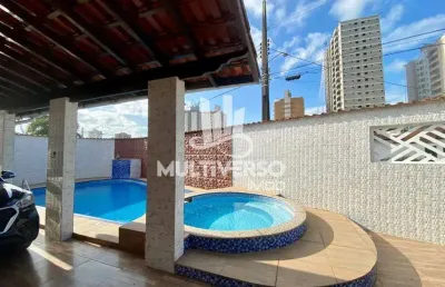 Linda casa térrea com piscina e edícula a 170 metros do mar - jardim real !