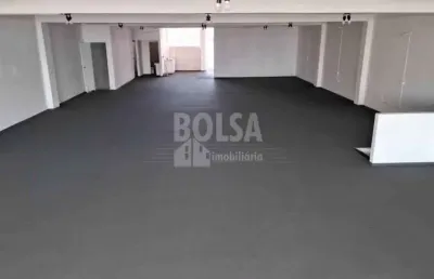 Prédio comercial , centro da cidade, rua movimentada