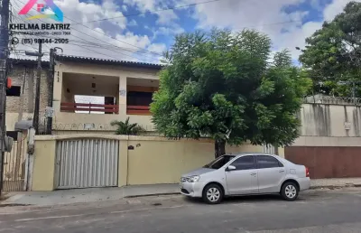 Casa duplex, 7 dormitórios, varandão, quintal com galpão, parquelândia