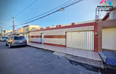 Vendo casa com 5 quartos , varanda , amplo quintal e amplo terreno, na parquelândia