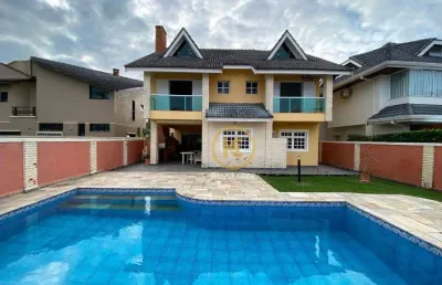 Casa em condomínio frente mar com vista parcial mar.