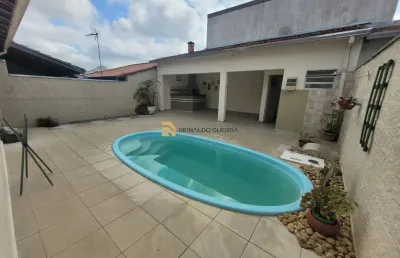 Vende, casa com 2 quartos, sala ampliada, quintal com piscina! vista verde
