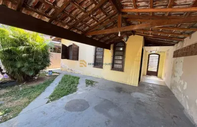 Casa com terreno de 250m² com 2 quartos, em frente a praça!
