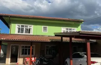 Casa com 180 m² e 03 dormitórios no rio caveiras em biguaçu.