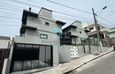 Ótima casa com 03 dormitórios e vaga dupla de garagem