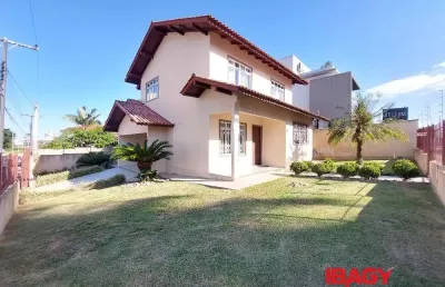 Casa com 3 quartos para alugar na Rua Varese, 171, Pagani, Palhoça