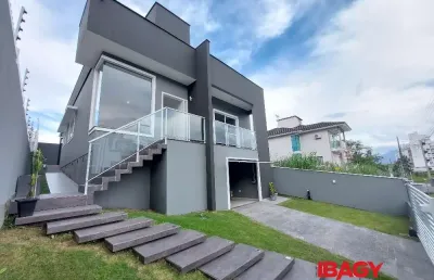 Excelente casa 3 dormitório(s) em pedra branca - palhoça
