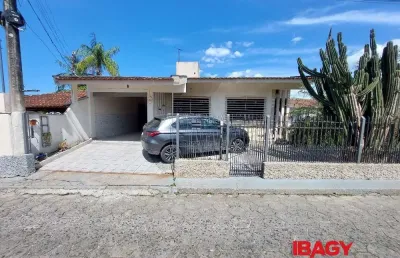 Casa com 3 quartos para alugar na Lauro Rosar, 158, Aririu, Palhoça