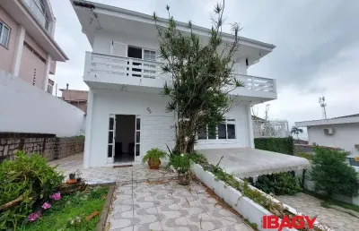 Excelente casa 4 dormitório(s) em coqueiros - florianópolis