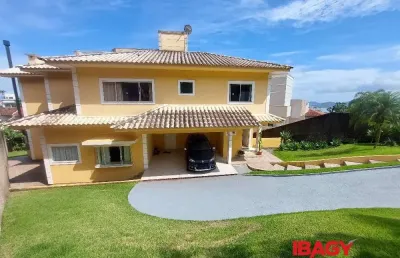 Casa com 4 quartos para alugar na Embaubas, 324, Centro, Florianópolis