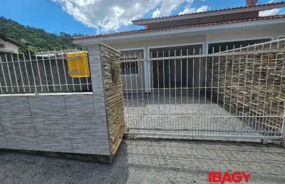 Casa com 2 quartos para alugar na Rua Octavio Clemente Martins, 345, Fundos, Biguaçu
