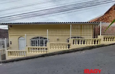 Excelente casa 2 dormitório(s) em centro - florianópolis