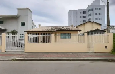 Casa com 3 quartos para alugar na Rua Turino, 98, Pagani, Palhoça