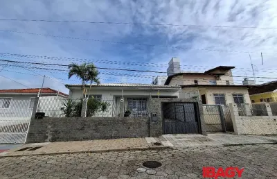 Excelente casa 3 dormitório(s) em capoeiras - florianópolis