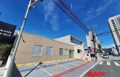 Casa comercial para alugar na Rua José Gonzaga Regina Lima, 155, Kobrasol, São José