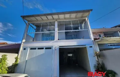 Excelente casa 4 dormitório(s) em campeche - florianópolis