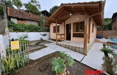 Excelente casa 2 dormitório(s) em armação do pântano do sul - florianópolis