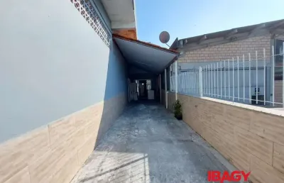 Casa comercial para alugar na Avenida Atílio Pedro Pagani, 1515, Pagani, Palhoça
