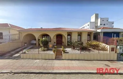 Casa com 3 quartos para alugar na Rua Celso Bayma, 439, Jardim Atlântico, Florianópolis