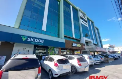 Garagem para alugar na Avenida Leoberto Leal, 704, Barreiros, São José