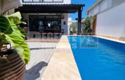 Casa à venda em condomínio na cachoeira do bom jesus em florianópolis