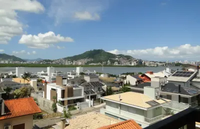 Casa com 4 dormitórios sendo 2 suítes em condomínio no bairro joão paulo em florianópolis.