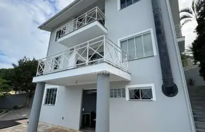 Excelente casa de alto padrão para locação no bairro trindade!