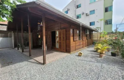 Casa mobiliada com 2 quartos e 2 vagas na meia praia