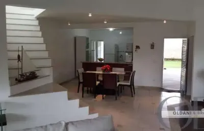 Sobrado dentro de condominio fechado com 3 dormitórios.