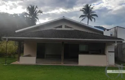 Casa terrea com mais edícula dentro de condominio fechado.