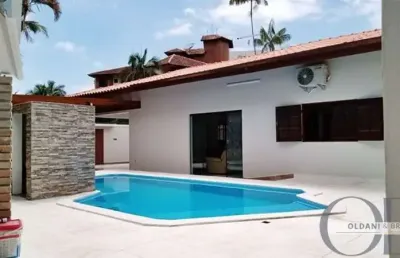Casa de alto padrão nas toninhas com 5 dormitórios.