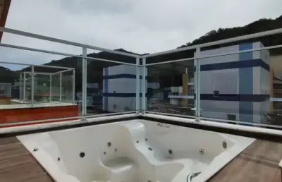 Cobertura mobiliada com 4 dormitórios na praia grande.