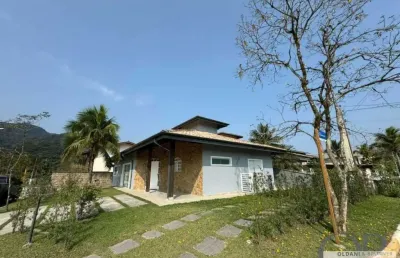 Excelente casa com 5 dormitórios dentro de condominio fechado.
