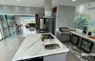 Cobertura com 3 dormitórios e piscina privativa no centro.