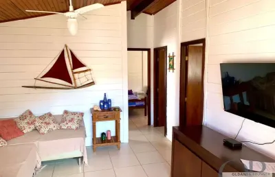 Excelente casa térrea com 3 dormitórios apenas 250 metros da praia das toninhas.