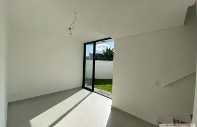 Casa dentro de condominio com 2 dormitórios no itaguá.