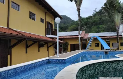 Excelente sobrado com 9 dormitórios sendo 7 suítes na enseada.