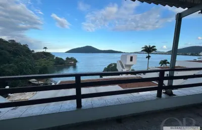 Apartamento mobiliado com 2 dormitórios vista mar no centro.