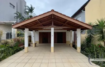 Casa térrea com 3 dormitórios apenas 50 metros da orla do itaguá