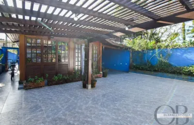 Casa térrea com 3 dormitórios mais edícula apenas 200 metros da orla do itaguá.