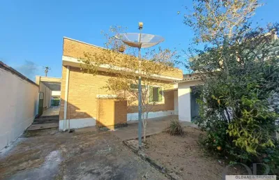 Casa térrea com 3 dormitórios mais edícula no centro.
