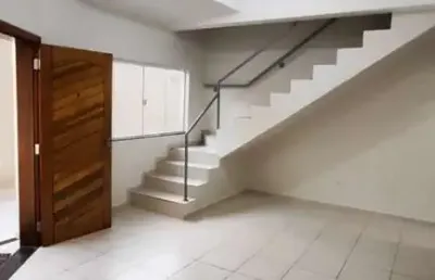Sobrado com 2 suítes dentro de condominio no centro.