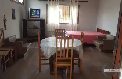 Casa térrea com 1 dormitório no pereque-açú apenas 100 metros do mar.
