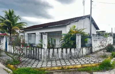 Casa térrea de esquina com 2 dormitórios apenas 200 metros da mar no centro.