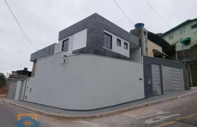 Casa duplex de 3 quartos e 2 vagas de garagem no bairro tirandetes
