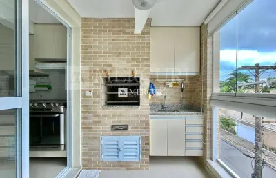 Apartamento no guarujá, enseada, 2 quartos, sala para 2 ambientes e varanda gourmet - mercuri imóveis - imobiliária no guarujá