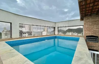 Cobertura no guarujá, astúrias, com varanda e piscina com vista mar, 3 quartos.