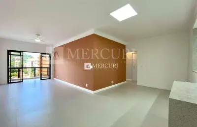 Apartamento no guarujá, enseada, 3 quartos, sala para 2 ambientes e sacada - mercuri imóveis - imobiliária no guarujá